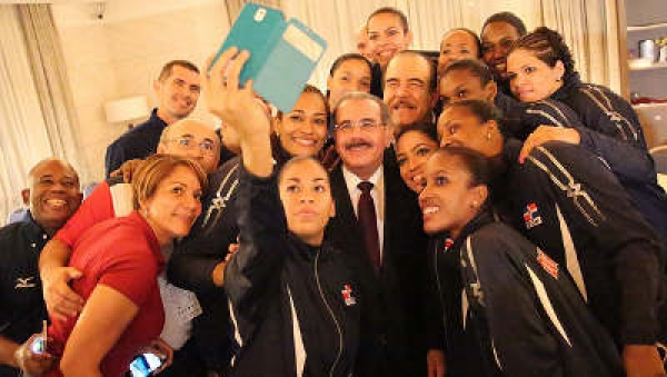 Medina felicita Selección Voleibol Femenino en visita sorpresa en Italia