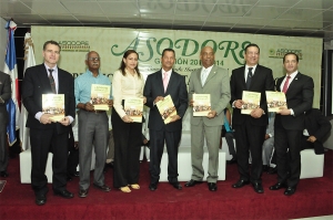 Julián Roa, presidente de la Asociación Dominicana de Regidores, Asodore, entrega un ejemplar de la revista Gestión 2011-2014 al representante de la Cámara de Cuentas y municipalistas dominicanos.
