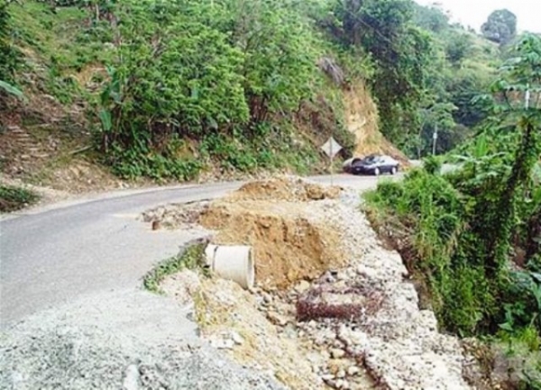 Anuncian huelga en Yásica exigiendo reconstrucción de carretera turística Luperón