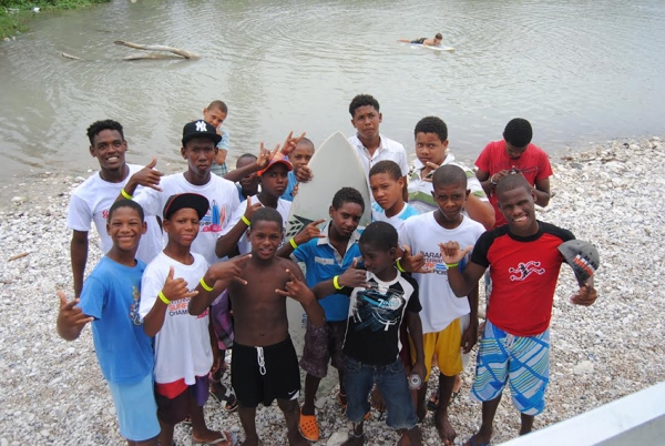 Jóvenes del municipio La Ciénaga, aprovechan las clases de surf en playa Bahoruco, en la provincia Barahona.