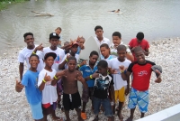 Jóvenes del municipio La Ciénaga, aprovechan las clases de surf en playa Bahoruco, en la provincia Barahona.