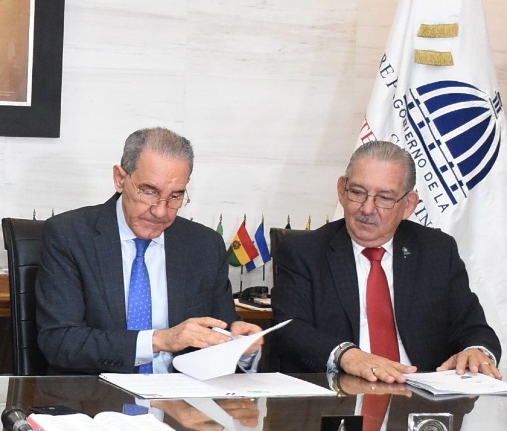 El ministro del Mescyt, Franklin García Fermín y Ricardo Winter, presidente de la Asociación de Universidades Privadas.