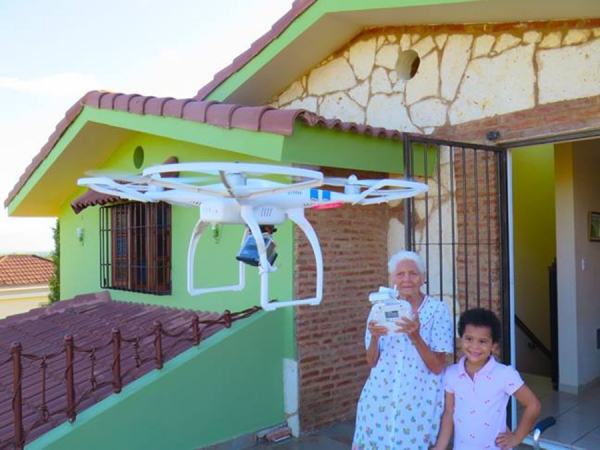 La señora Amada Duvergé viuda Coiscou de 92 años, controla un avión no tripulado marca Phantom en su residencia en la provincia Valverde Mao de República Dominicana, conviertiéndose probablemente en la persona con más edad que vuela uno de estos drones.