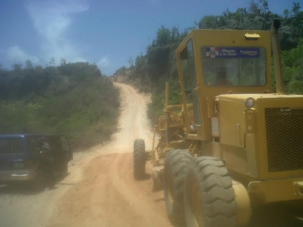 Obras Públicas acondiciona carretera de Bahía de las Águilas