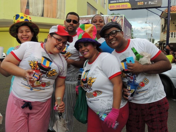 Carnaval de Cotuí inicia con desfile de los grupos; recorren varios barrios: 