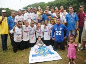 Integrantes del club ADECEA de Herrera, luego de recibir el trofeo de campeón y las medallas de la Asociación de Fútbol de la Provincia Santo Domingo. 