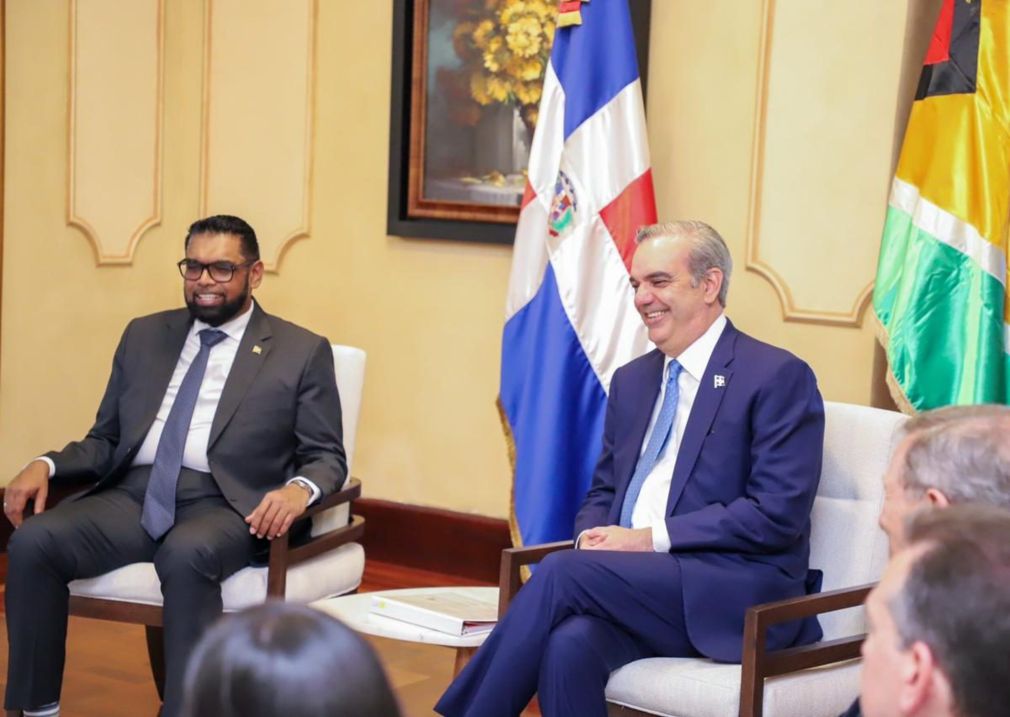 El presidente de la República Cooperativa de Guyana, Mohamed Irfaan Alí, y el presidente dominicano, Luis Abinader. 