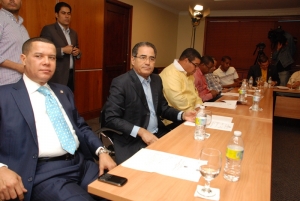 Miembros de la comisión de exteriores de la Cámara de Diputados, en momento de descanso en su reunión con el director del CONDEX, Ramiro Espino, en el salón Hugo Tolentido Dipp