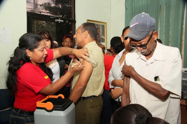 Ayuntamiento de San Cristóbal vacuna munícipes contra Gripe AH1N1