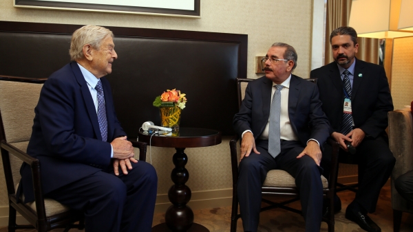 Danilo Medina recibe al financista George Soros