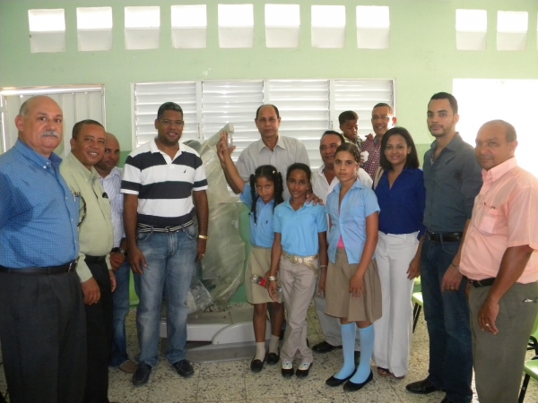 Alcalde de Cabrera dona sillón odontológico a escuela