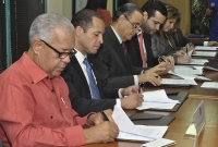 Momentos en que alcaldes y empresarios firmaban el acuerdo para mejorar la administración municipal.