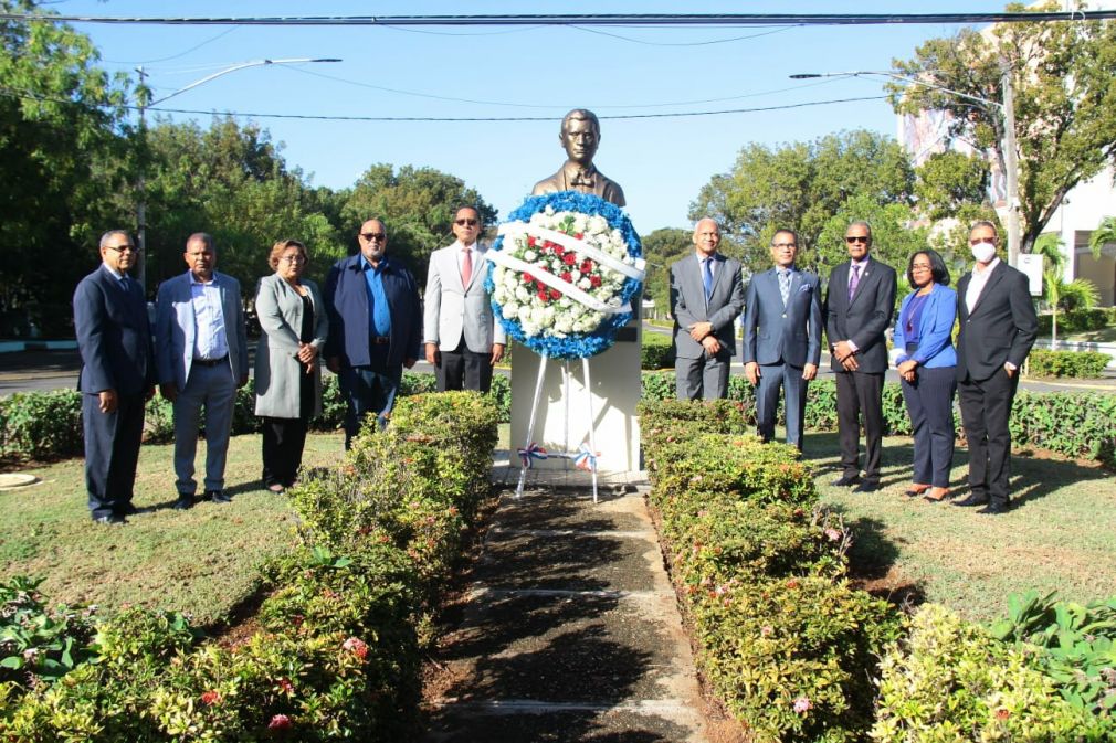 El vicerrector de Extensión de la UASD, maestro Antonio Medina encabeza la ofrenda floral en el busto de Francisco del Rosario Sánchez junto autoridades de la academia, al conmemorarse el 205 aniversario del natalicio.