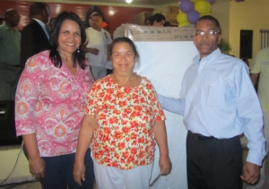Madre beneficiada con elecrtrodoméstico junto a Minou Tavárez Mirabal con motivo del Día de las Madres.