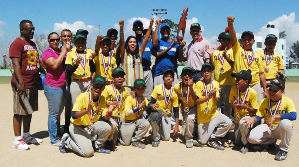 Los campeones del torneo de béisbol infantil recibieron el trofeo de campeón por parte de Yadhira Bruno y Juan –Piñao- Ortiz.