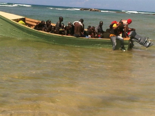 Armada detiene a cinco dominicanos y 22 haitianos iban ilegales a Puerto Rico