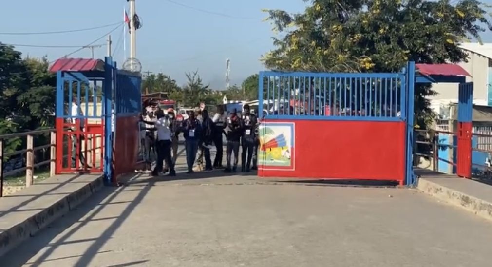 La entrada de los vehículos y personas desde el territorio haitiano es vigilada por miembros del Cuerpo Especializado de Seguridad Fronteriza Terrestre (Cesfront) en la parte dominicana.