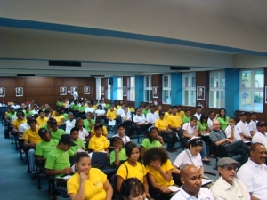 Jóvenes escuchan atentamente las propuestas del proyecto Misión Duarte en el la Escuela Mauricio Báez del barrio Villa Juana.
