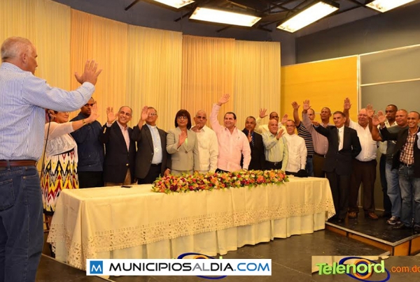 El ministro de Deportes Jaime David Fernández Mirabal toma juramento al comité de los Juegos Duartianos &quot;Pimentel 2015&quot;.