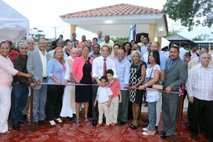 Alcalde de Santo Domingo Este inaugura parque de recreación:  