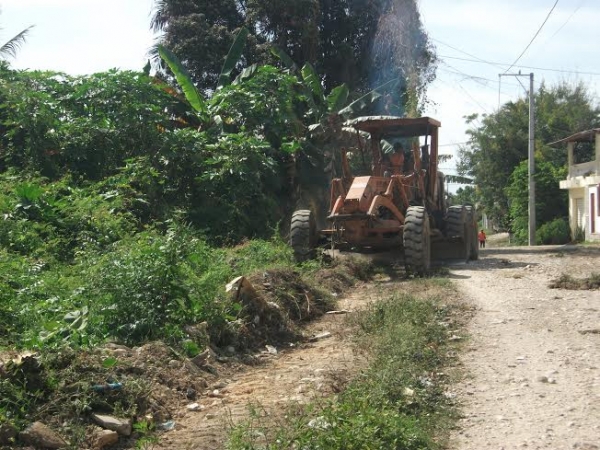 Obras Públicas realiza operativo limpieza y fumigación Enriquillo de Barahona