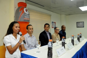 De Izquierda a Derecha: Jippsi Nuñez, atleta de ISFODOSU; Osvaldo García, Director Técnico de la CNDU; Marcos Díaz, Presidente CNDU, Radhames Brea miembro de la Federación Dominicana de Atletismo y Edward Dorville, atleta de UNEV.