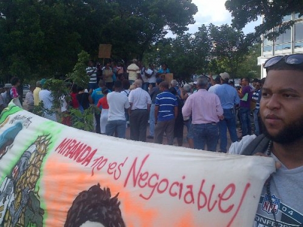 Manifestantes contra FALCONDO y la Barrick Gold.