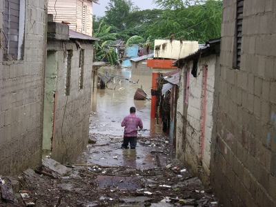 40 por ciento de la población dominicana vive en situación de vulnerabilidad, porque gran parte de las ciudades y pueblos están orillas de ríos y los barrios marginados de estos en la ribera de cañadas y arroyos.