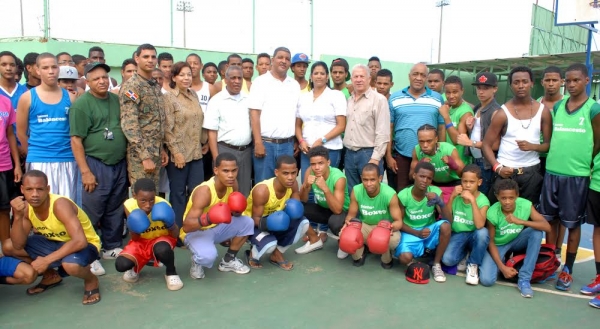 Ministro deportes inauguró torneos en Villa Consuelo