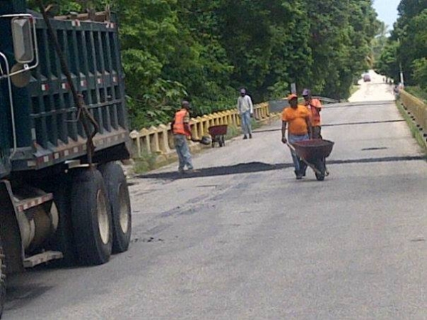 Obras Públicas continúa bacheo de la carretera Barahona-Enriquillo