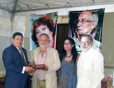 El cónsul de República Dominicana en Puerto Rico, Islas Vírgenes, Turcos y Caicos, al momento de recibir su reconocimiento por los organizadores de Feria Internacional del Libro.