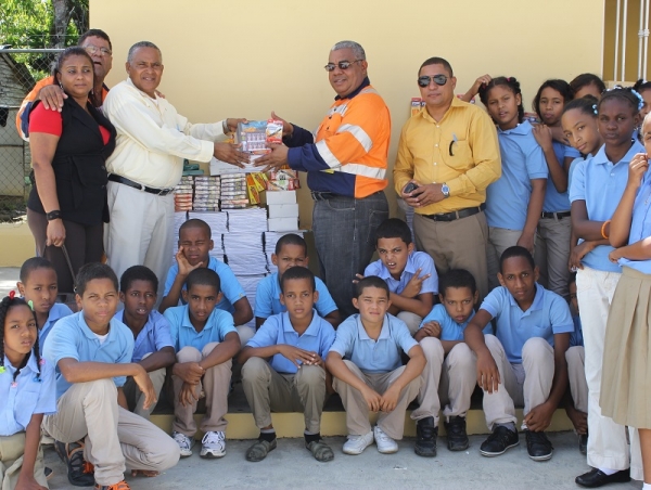 Marino Baez hace entrega de los utiles escolares a los directores del Liceo y la escuela de Los Martínez. 