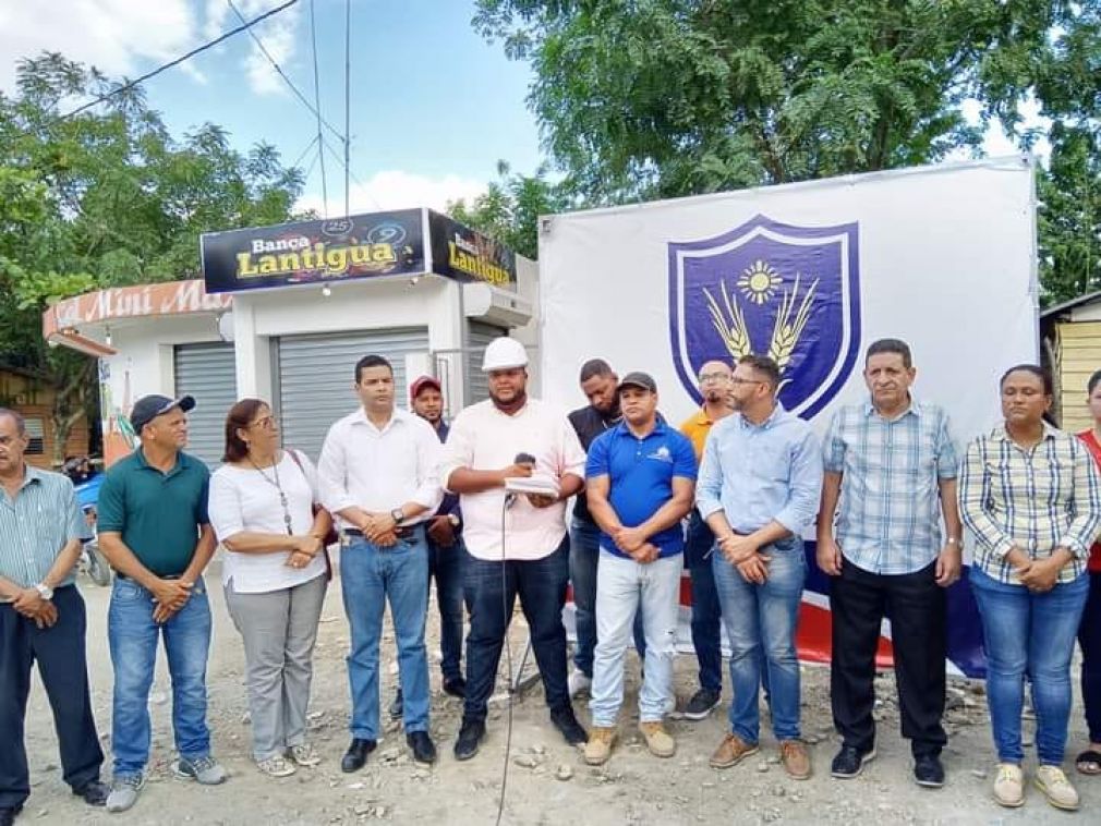 El acto del primer palazo contó con la presencia  de algunos regidores, mientras residentes del sector Los Solares, expresaron su satisfacción al alcalde Eberto Núñez, por continuar adecentando los sectores de esta demarcación.