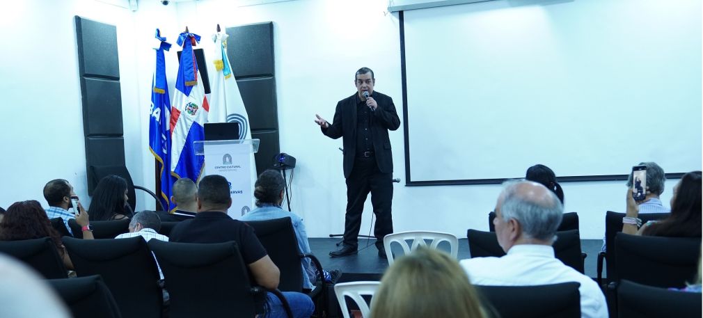 Luis Thevenin, tenor dominicano y profesor internacional de canto, expone las características del talento de los cantantes dominicanos de los años ochentas, en el coloquio en el Centro de Cultural Banreservas.