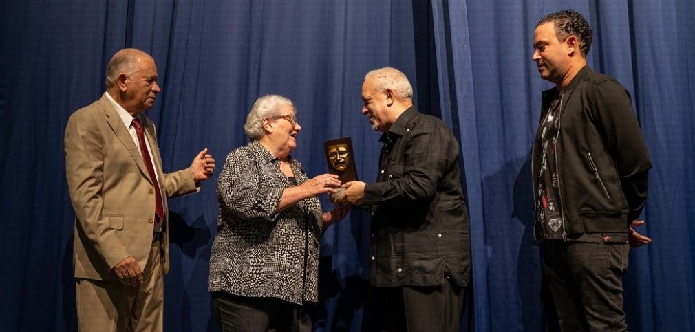Germana Quintana recibiendo el trofeo con el símbolo del teatro que la consagra como la artista a la que se dedica el VII Festival Nacional de Teatro.
