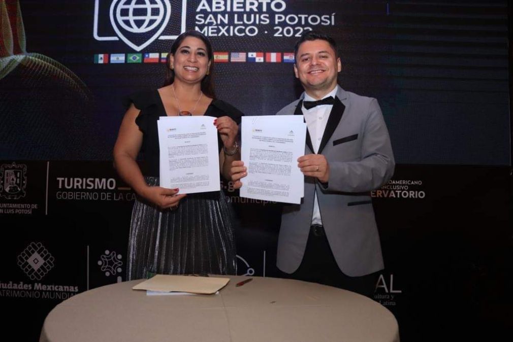 Yenny Polanco Lovera y Miguel Ledhesma luego de la firma del convenio.
