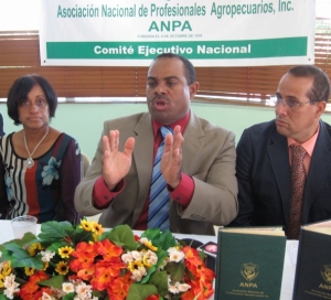 Abndrés Gómez junto a miembros directivos del ANPA encabezaron la rueda de prensa esta mañana en el Coloegio Dominicano de Periodistas (CDP)
