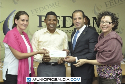 El alcalde de Hondo Valle, recibe el cheque de RD$75,000 como primera partida de RD$100,000 para realizar una obra pequeña en su comunidad.