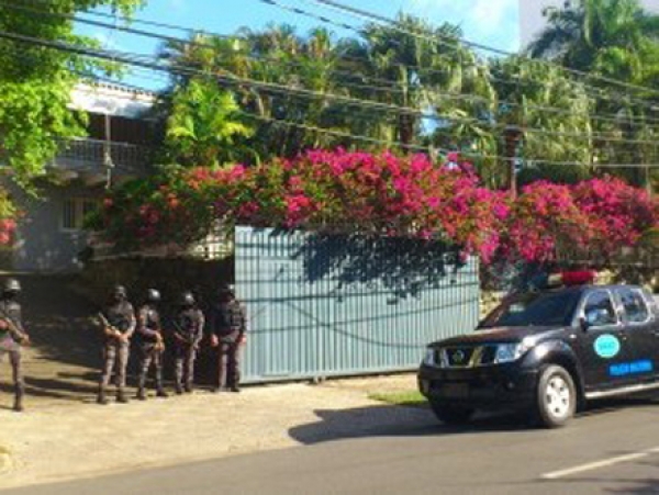 Una de las casas allanadas rodeada de policías.