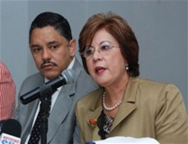 Josefina Pimentel, ministra de Educación y José Ricardo Taveras, director de Migración, durante la rueda de prensa.