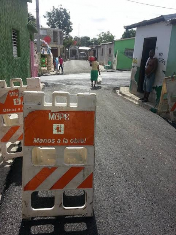 Obras Públicas asfalta calles del barrio La Hortaliza en Barahona: 