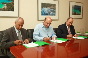 Bautista Rojas Gómez, Telésforo González y Juan José Espinal, firman el acuerdo de investigación del Abejón nativo