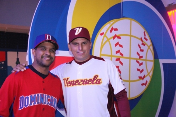 Juan Sarmiento de República Dominicana y Tibaldo Hernández, de Venezuela, participantes del concurso de la MLB.