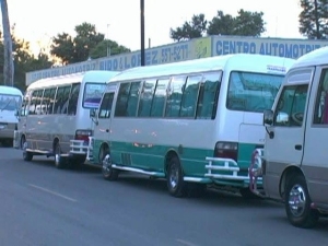 Chóferes de Fetrapasur paralizan autopista Sánchez por incautan minibuses: 