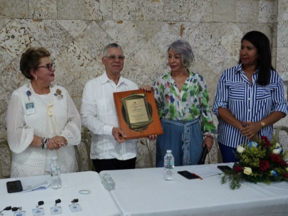 El reconocimiento fue entregado por Mercedes (Milly) Pérez Ceballos, viceministra de Seguridad Preventiva en los Sectores Vulnerables del MIP.