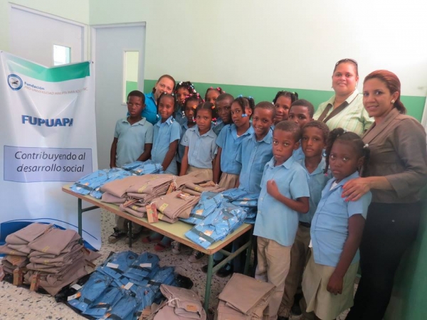 FUPUAPA entrega uniformes escolares escuela Samaná