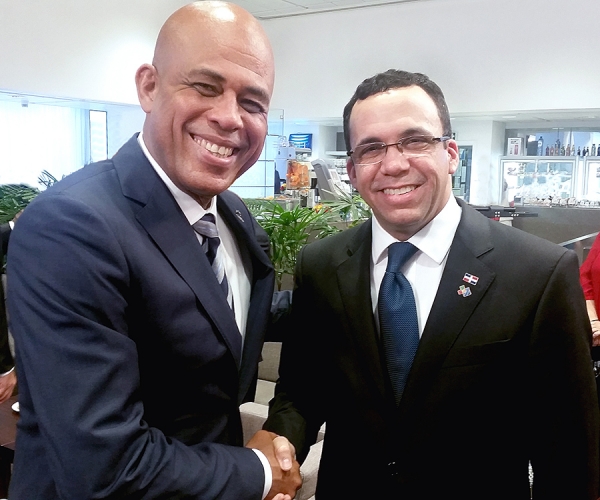 El presidente de Haití, Michel Martelly y el canciller de República Dominicana, arquitecto Andrés Navarro, se saludan durante la cumbre de ministros de estado en Bruselas.