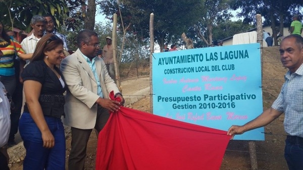 Ayuntamiento de Las Lagunas Moca entrega club comunidad de Canta La Rana