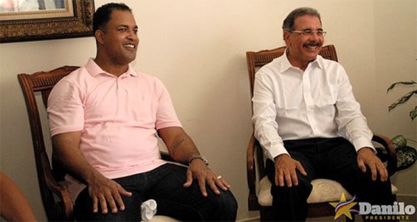 El alcalde de San Cristobal, Raul Mondesí y el presidente Danilo Medina comparten a carcajadas.
