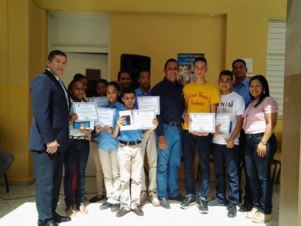 Reconocen y premian estudiantes meritorios de San José de las Matas: 